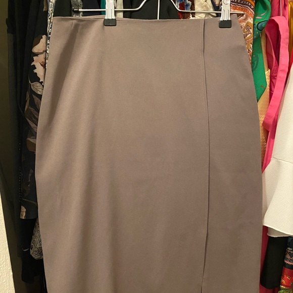 MM LaFleur Mulberry Skirt with a Slit - Picture 6 of 9